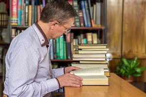 Преподаватель читает книгу